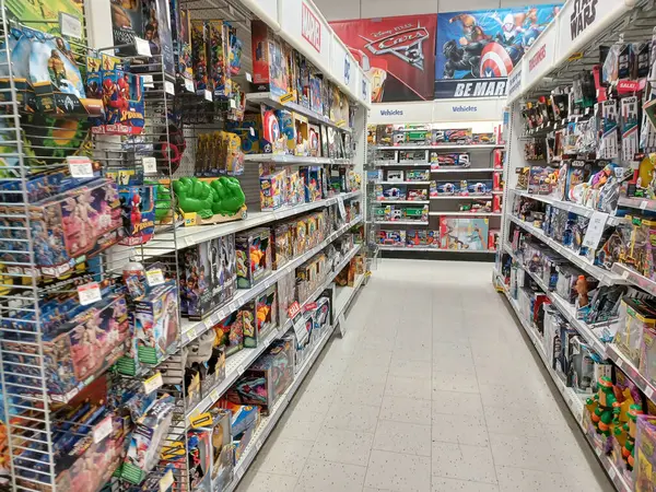 Toronto, On, Kanada - 27 Kasım 2024 Oyuncaklar R Us mağazasındaki oyuncaklarla birlikte raflara bakın.