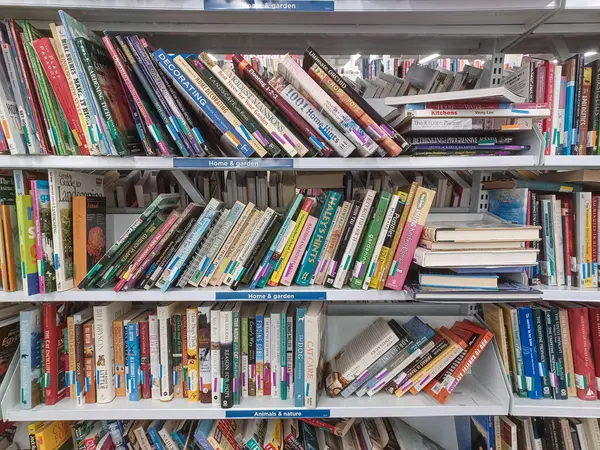 Toronto, On, Kanada - 27 Kasım 2024: Value Village ikinci el mağazasındaki kitap bölümüne bakın.