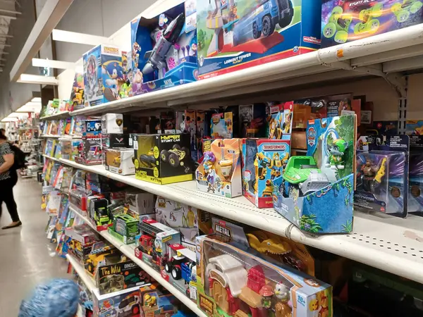 Toronto, On, Kanada - 11 Aralık 2024: Kazananlar perakende mağazasının raflarına bakın.