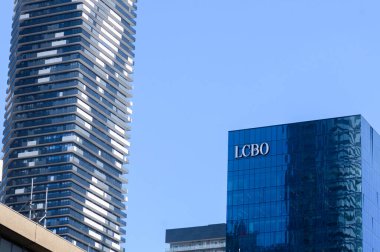 Toronto, ON, Kanada - 29 Nisan 2024: LCBO tabelasına bakın. Ontario İçki Kontrol Kurulu bir Crown şirketidir.