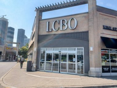 Toronto, ON, Kanada - 29 Nisan 2024: LCBO tabelasına bakın. Ontario İçki Kontrol Kurulu bir Crown şirketidir.