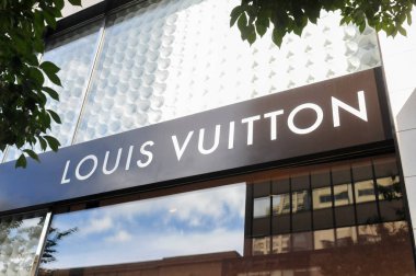 Toronto, ON, Kanada - 4 Ağustos 2024: Toronto 'daki Louis Vuitton mağaza tabelasında.