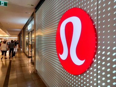 Toronto, ON, Kanada - 3 Haziran 2024: Lululemon mağaza tabelasına bakın. Lululemon Athletica Inc, Kanadalı çok uluslu atletik giyim perakendecisi..