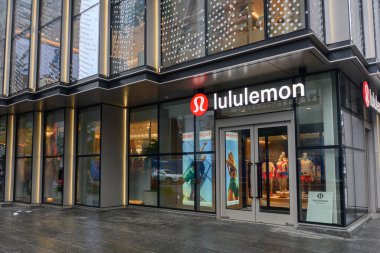 Toronto, ON, Kanada - 3 Haziran 2024: Lululemon mağaza tabelasına bakın. Lululemon Athletica Inc, Kanadalı çok uluslu atletik giyim perakendecisi..