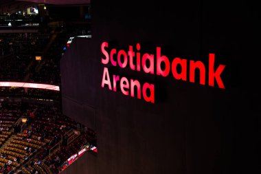 Toronto, ON, Kanada 10 Ağustos 2023: Toronto şehir merkezindeki Scotiabank Arena Stadyumu 'nun logosu ve markası.