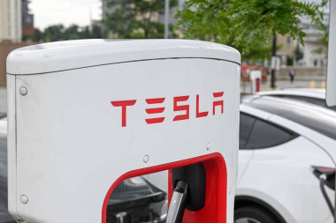 Toronto, ON, Kanada 1 Ağustos 2024: Tesla şirketinin logosuna bakın..
