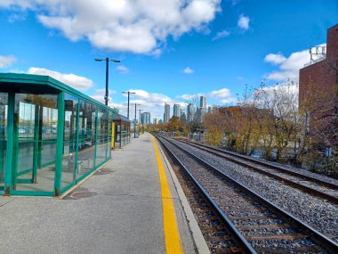 Toronto, ON, Kanada 19 Aralık 2022 Toronto tabelası Toronto şehir merkezindeki Nathan Phillips Meydanı.