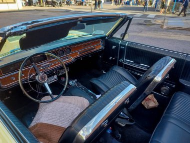 Toronto, ON, Kanada 19 Aralık 2022 Toronto tabelası Toronto şehir merkezindeki Nathan Phillips Meydanı.