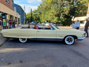 Toronto, ON, Kanada 19 Aralık 2022 Toronto tabelası Toronto şehir merkezindeki Nathan Phillips Meydanı.