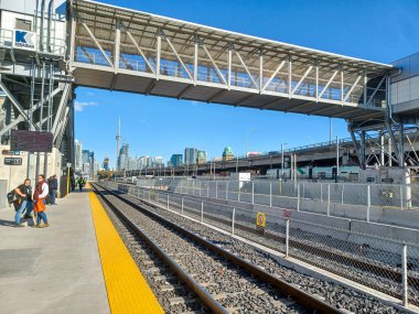 Toronto, ON, Kanada 19 Aralık 2022 Toronto tabelası Toronto şehir merkezindeki Nathan Phillips Meydanı.