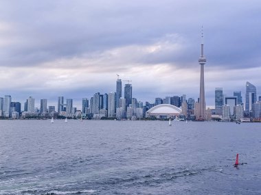 Toronto, ON, Kanada 19 Aralık 2022 Toronto tabelası Toronto şehir merkezindeki Nathan Phillips Meydanı.