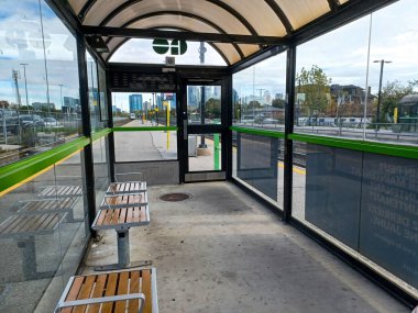 Toronto, ON, Kanada 19 Aralık 2022 Toronto tabelası Toronto şehir merkezindeki Nathan Phillips Meydanı.