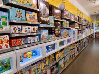 Toronto, On, Kanada - 30 Kasım 2024: LEGO mağazasının iç görünümü.