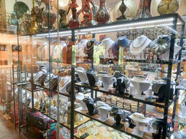 Playa del Carmen, Quintana Roo, Meksika - 20 Kasım 2024: Meksika 'daki bir mağazadaki el sanatları ve hediyelik eşyalarına bakın.