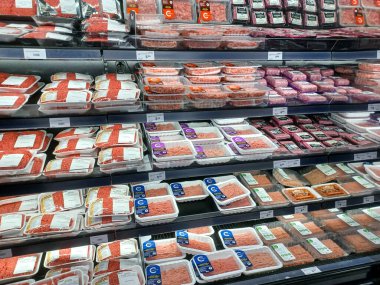 Toronto, On, Kanada - 28 Kasım 2024: Kanadalı dükkandaki et bölümü koridoru ve kasap dükkanına bakın.