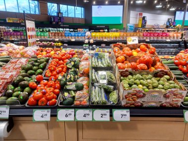 Toronto, On, Kanada - 23 Kasım 2024: Kanada mağazasındaki üretim departmanına bakın.