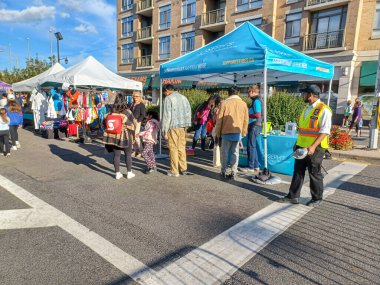 Toronto, ON, Kanada 19 Aralık 2022 Toronto tabelası Toronto şehir merkezindeki Nathan Phillips Meydanı.