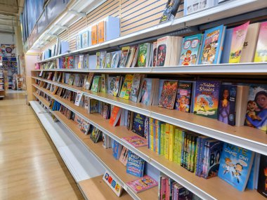 Toronto, On, Kanada - 27 Kasım 2024 Oyuncaklar R Us mağazasındaki oyuncaklarla birlikte raflara bakın.