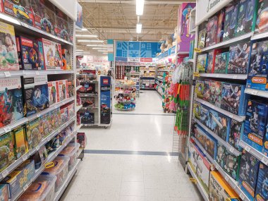 Toronto, On, Kanada - 27 Kasım 2024 Oyuncaklar R Us mağazasındaki oyuncaklarla birlikte raflara bakın.