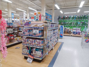 Toronto, On, Kanada - 27 Kasım 2024 Oyuncaklar R Us mağazasındaki oyuncaklarla birlikte raflara bakın.