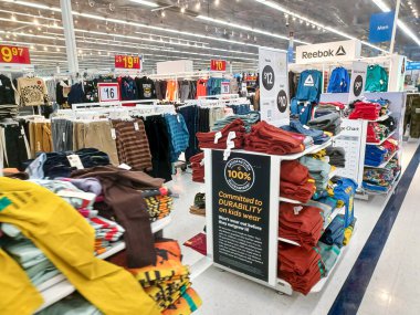 Toronto, On, Kanada - 30 Kasım 2024: Walmart süpermarketindeki malzeme bölümüne bakın.