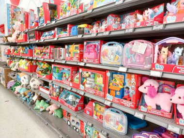Toronto, On, Kanada - 4 Kasım 2024: Walmart süpermarketindeki oyuncaklarla raflara bakın.