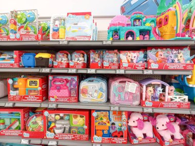 Toronto, On, Kanada - 4 Kasım 2024: Walmart süpermarketindeki oyuncaklarla raflara bakın.