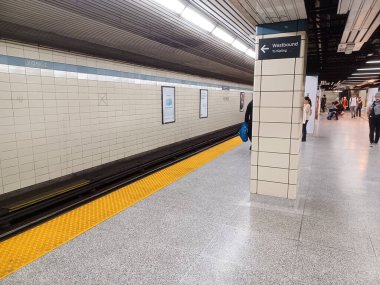 Toronto, ON, Kanada - 9 Haziran 2024: İçerideki Yonge metro istasyonuna bakın