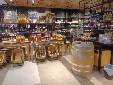 Toronto, On, Kanada - 28 Ağustos 2024: Dükkandaki likör reyonu.