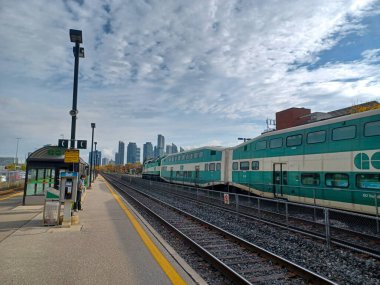 Toronto, ON, Kanada 19 Aralık 2022 Toronto tabelası Toronto şehir merkezindeki Nathan Phillips Meydanı.