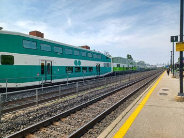 Toronto, ON, Kanada 19 Aralık 2022 Toronto tabelası Toronto şehir merkezindeki Nathan Phillips Meydanı.