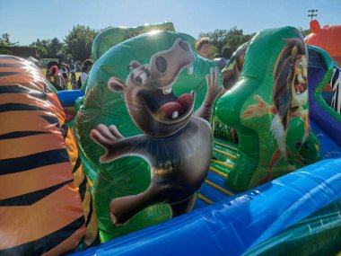 Toronto, ON, Kanada 19 Aralık 2022 Toronto tabelası Toronto şehir merkezindeki Nathan Phillips Meydanı.