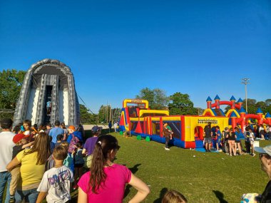 Toronto, ON, Kanada 19 Aralık 2022 Toronto tabelası Toronto şehir merkezindeki Nathan Phillips Meydanı.