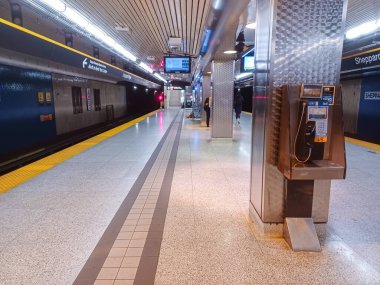 Toronto, ON, Kanada - 27 Nisan 2025: İçerideki Sheppard-Younge metro istasyonuna bakın