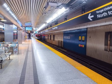 Toronto, ON, Kanada - 27 Nisan 2025: İçerideki Sheppard-Younge metro istasyonuna bakın