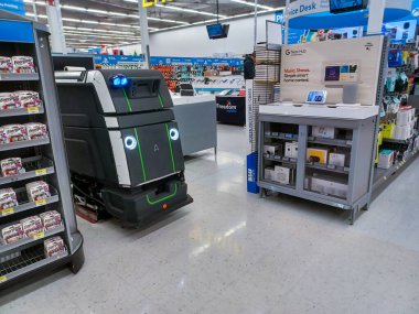 Toronto, On, Kanada - 9 Eylül 2024: Büyük bir robot elektrik süpürgesi bir mağazanın satış bölgesinde hareket ediyor.
