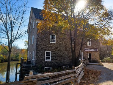 Toronto, ON, Kanada 10 Ekim 2024: Black Creek Pioneer Village 'daki Kolbin' s Mill 'in açık hava görüntüsü.