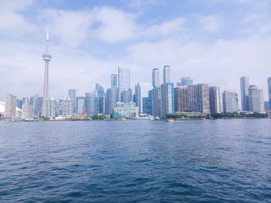 Toronto, ON, Kanada 8 Ağustos 2024: CN Kulesi ve Toronto silueti Ontario Gölü 'nden izlenen dramatik yaz bulutlarının altında duruyor..