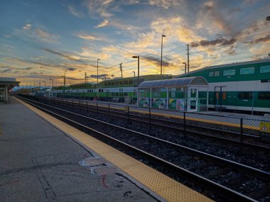 Etobikola, ON, Kanada 20 Ekim 2024: Oakville Go tren istasyonu manzarası.