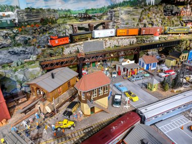 Toronto, ON, Kanada 19 Temmuz 2024: Ayrıntılı bir minyatür sahne, Escarpment tren sergisinde trenler, karlı dağlar ve küçük binaları gösteriyor..