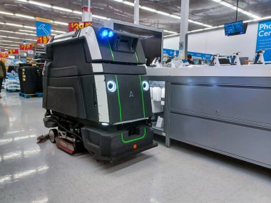 Toronto, On, Kanada - 9 Eylül 2024: Büyük bir robot elektrik süpürgesi bir mağazanın satış bölgesinde hareket ediyor.