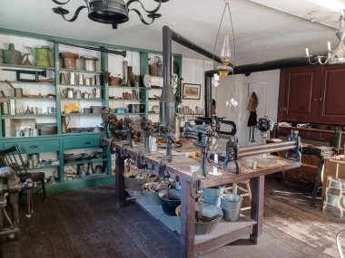 Toronto, ON, Kanada 10 Ekim 2024: Black Creek Öncü Köyü 'ndeki Tinsmith Dükkanı' nın iç mekanı.