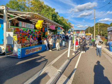 Toronto, ON, Kanada 9 Eylül 2024: İnsanlar güneşli bir öğleden sonra yemek standı, müzik ve etkinlikleriyle Kingsway Street Festivali 'nin tadını çıkarıyor..