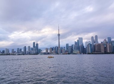 Toronto, ON, Kanada 8 Ağustos 2024: CN Kulesi ve Toronto silueti Ontario Gölü 'nden izlenen dramatik yaz bulutlarının altında duruyor..