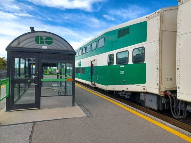 Charlotte, NC, ABD, 30 Nisan 3025: Bir uçak koltuğunun yanında İngilizce ve Fransızca bir levhada 