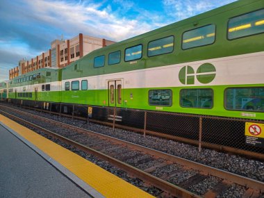 Charlotte, NC, ABD, 30 Nisan 3025: Bir uçak koltuğunun yanında İngilizce ve Fransızca bir levhada 