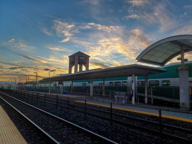 Charlotte, NC, ABD, 30 Nisan 3025: Bir uçak koltuğunun yanında İngilizce ve Fransızca bir levhada 