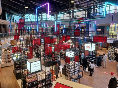 Toronto, ON, Kanada 2 Temmuz 2024: Humber Üniversitesi manzaralı Lakeshore kampüsünde ağaçlar ve yeşil çimlerle çevrili modern bir cam bina bulunuyor..