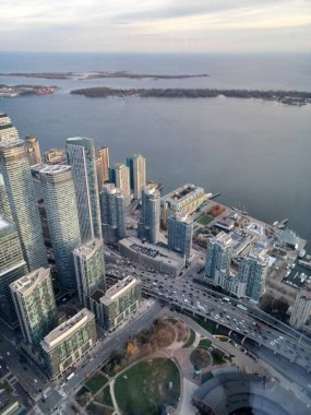 Toronto, ON, Kanada 2 Temmuz 2024: Humber Üniversitesi manzaralı Lakeshore kampüsünde ağaçlar ve yeşil çimlerle çevrili modern bir cam bina bulunuyor..