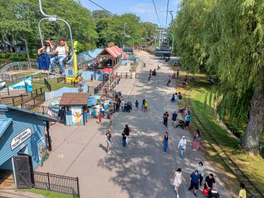 Toronto, ON, Kanada 2 Temmuz 2024: Humber Üniversitesi manzaralı Lakeshore kampüsünde ağaçlar ve yeşil çimlerle çevrili modern bir cam bina bulunuyor..